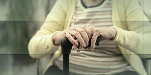 老妇人坐在手杖上 双手插在几何图形上 — 图库照片