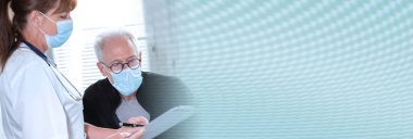 Korunaklı tıbbi maske takan kıdemli erkek hastayla görüşen kadın doktor, koronavirüs salgını sırasında tıbbi danışmanlık; panoramik pankart