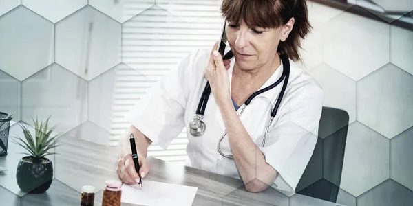 Doctora Hablando Por Teléfono Móvil Consultorio Clínico Patrón Geométrico — Foto de Stock