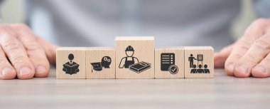 Devam eden eğitim kavramının sembolü olan tahta bloklar
