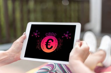 Cbdc kavramlı bir tablet tutan kadın eller