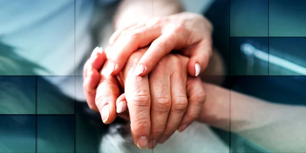 Hände Einer Jungen Frau Halten Die Hände Eines Älteren Menschen — Stockfoto