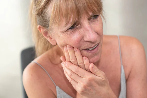 Зріла Жінка Рукою Щоці Страждає Від Зубного Болю — стокове фото