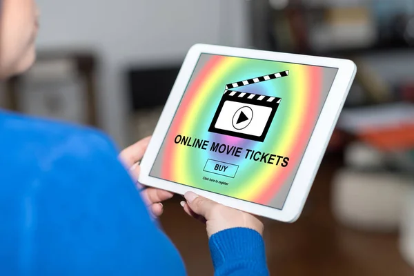 Kavram Satın Alma Bir Online Sinema Bileti Görüntüleyen Tablet Ekranı — Stok fotoğraf