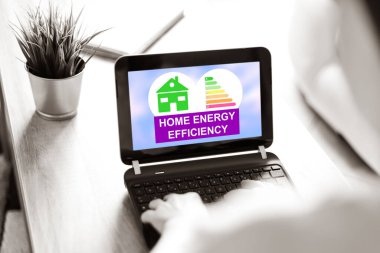 Ev enerjisi verimliliği kavramını gösteren dizüstü bilgisayar