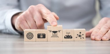 İnsansız hava aracı sembollü tahta bloklar