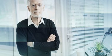 Kollarını kavuşturmuş kıdemli iş adamının portresi, geometrik desen