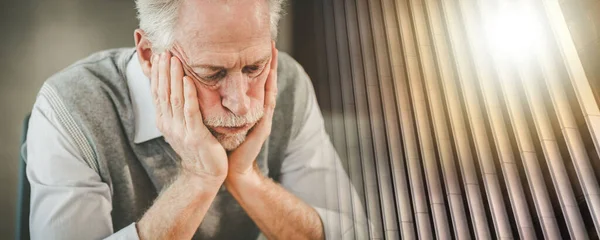 Uomo Affari Anziano Stressato Carica Esposizione Multipla — Foto Stock