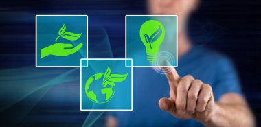 Ekoloji konseptine dokunan bir adam dokunmatik ekranda parmaklarıyla