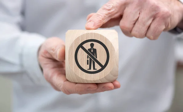 失業の概念の象徴と木製のキューブを保持手 — ストック写真