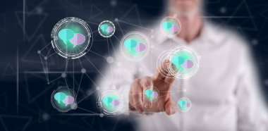 Bir iletişim ağı kavramı onun parmak dokunmatik ekranlı cep bilgisayarlarda dokunmadan adam