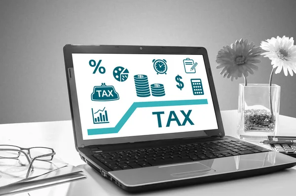 租税概念を示すノートパソコン画面 — ストック写真