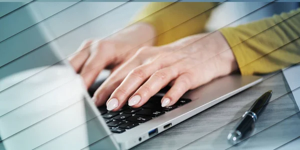 Vrouwelijke Handen Werkend Laptop Kantoor Geometrisch Patroon — Stockfoto