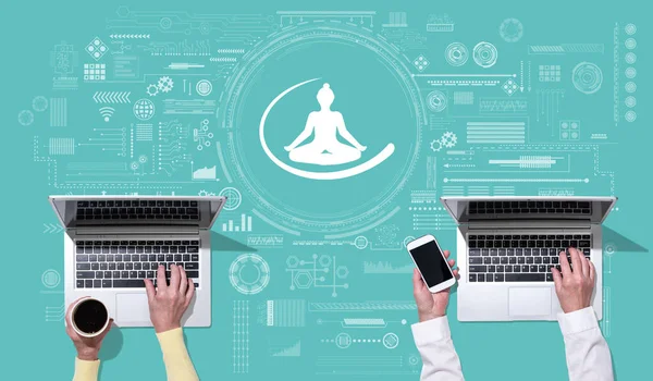 Bovenaanzicht Van Handen Met Laptop Met Symbool Van Meditatie Concept — Stockfoto