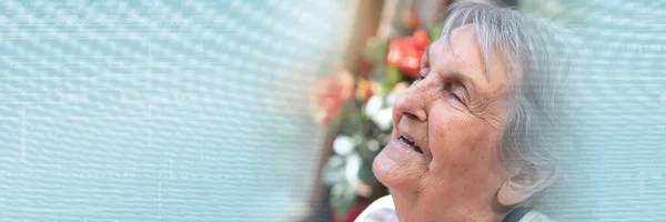 Портрет Пожилой Женщины Смотрящей Окно Улыбающейся Панорамное Знамя — стоковое фото