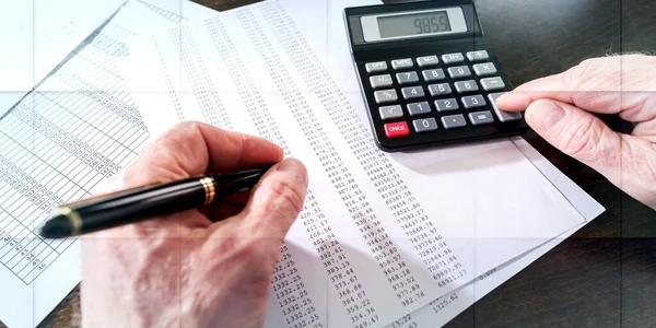 Man Hand Med Hjälp Miniräknare För Att Analysera Finansiella Data — Stockfoto
