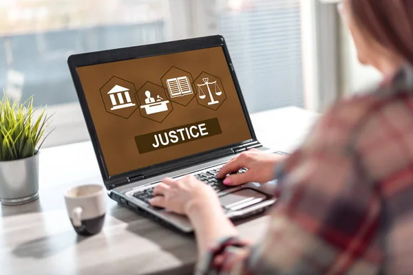 Екран Ноутбука Відображає Концепцію Справедливості — стокове фото