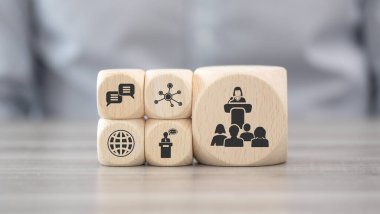 Konferans konsepti sembollü tahta bloklar