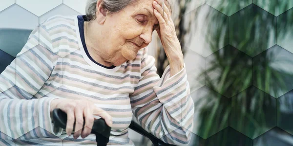 Starsza Kobieta Siedząca Cierpiąca Ból Głowy Geometryczny Wzór — Zdjęcie stockowe
