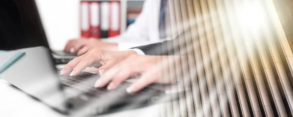 Oameni Afaceri Care Lucrează Laptop Timpul Antrenamentului Expunere Multiplă — Fotografie, imagine de stoc