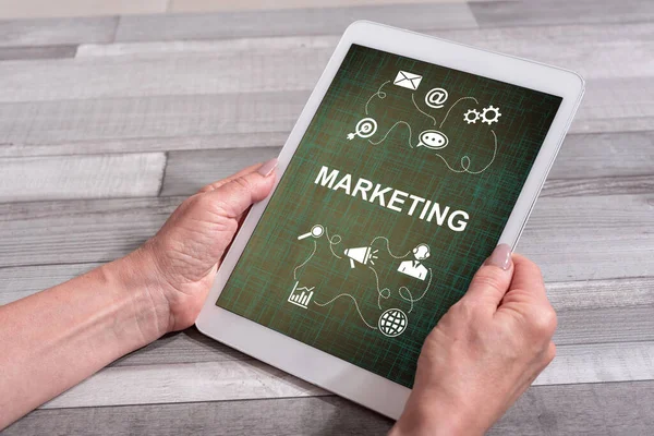 Női Kéz Kezében Egy Tabletta Marketing Stratégia Koncepció — Stock Fotó
