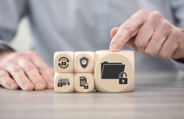 Gizli veri kavramının sembollü tahta bloklar