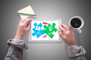 Sosyal ağ kavramını gösteren tablet kullanan erkek eller