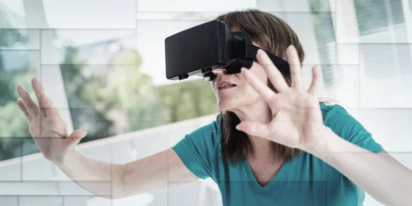 Mulher Madura Usando Fone Ouvido Realidade Virtual Padrão Geométrico — Fotografia de Stock