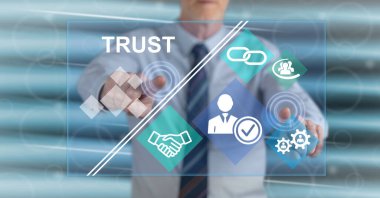 Bir adam dokunmatik ekranda güven konseptine parmaklarıyla dokunuyor.