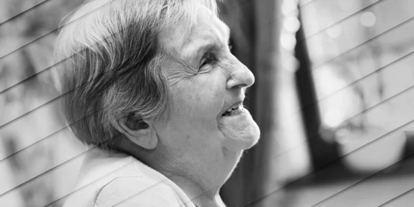 Portret Uśmiechniętej Starszej Kobiety Wzór Geometryczny — Zdjęcie stockowe