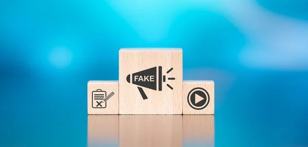 Holzblöcke Mit Symbol Des Fake News Konzepts Auf Blauem Hintergrund — Stockfoto