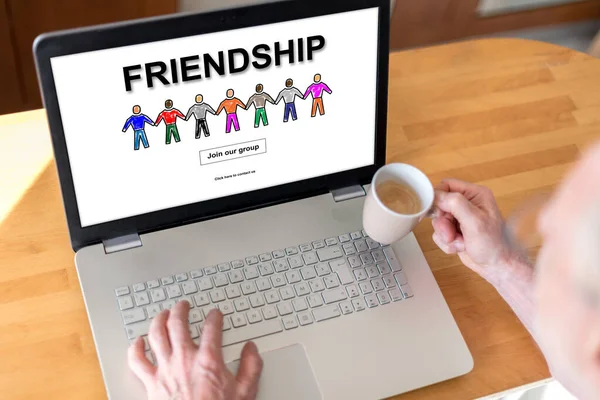 Ember Használ Egy Laptop Val Barátság Koncepció Képernyőn — Stock Fotó