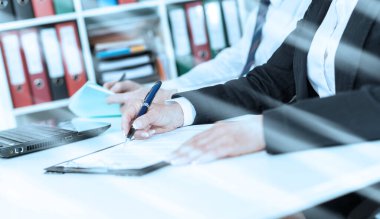 İş adamları eğitim sırasında not alıyorlar; ışık etkisi