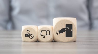 İş kaybı konseptine sahip tahta bloklar