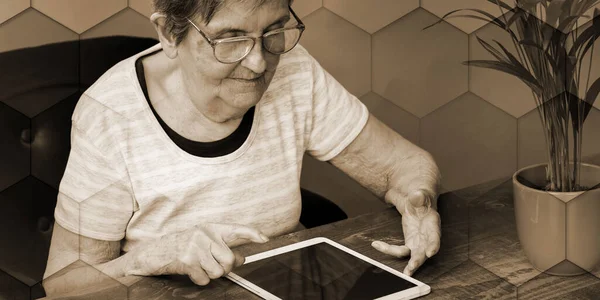 Mujer Mayor Usando Una Tableta Patrón Geométrico — Foto de Stock