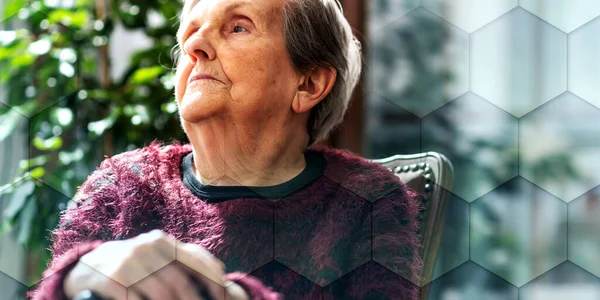 Oude Vrouw Zittend Met Haar Handen Een Stok Geometrisch Patroon — Stockfoto