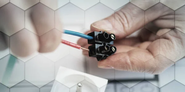 Elektrikçi Elleri Uçbirim Bloğundaki Kabloları Bağlıyor Geometrik Desen — Stok fotoğraf