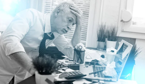 Überlasteter Senior Geschäftsmann Sitzt Einem Chaotischen Schreibtisch Lichteffekt — Stockfoto