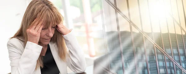 Erschöpfte Geschäftsfrau Sitzt Mit Den Händen Auf Der Stirn Büro — Stockfoto