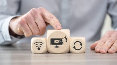 E-posta pazarlama kavramına sahip tahta bloklar