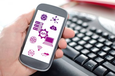 Bir api konseptini gösteren akıllı bir telefonu tutmak