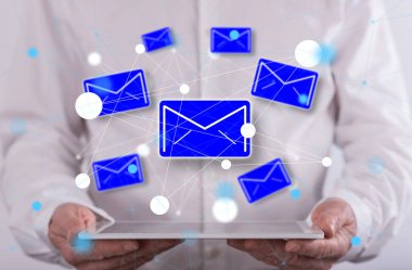 Arkaplanda bir adamın tuttuğu tabletin üstündeki mesaj kavramı