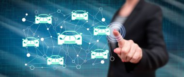 Bir kadın dokunmatik ekranda akıllı araba konseptine parmağıyla dokunuyor.