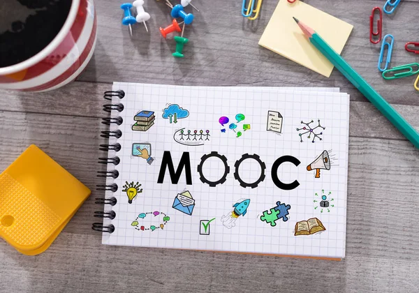 机の上にメモ帳に描かれた Mooc コンセプト — ストック写真