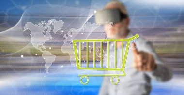 VR kulaklıklı bir adam dokunmatik ekranda küresel bir e-ticaret kavramına parmağıyla dokunuyor.