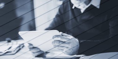 Yaşlı adam tabletini evde kullanıyor, geometrik desen.