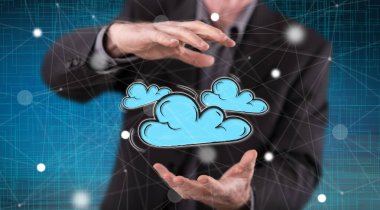 Arka planda bir adamın elleri arasındaki bulut ağı kavramı