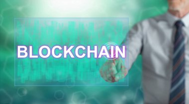 Bir adam dokunmatik ekranda engelleme konseptine parmağıyla dokunuyor.