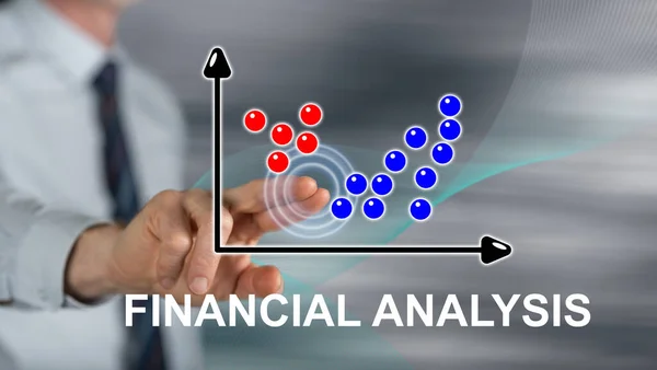 男人用手指触摸触摸屏上的金融分析概念 — 图库照片