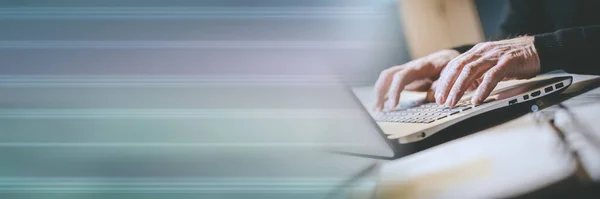 ノートパソコンのキーボードに入力する男性の手 パノラマバナー — ストック写真